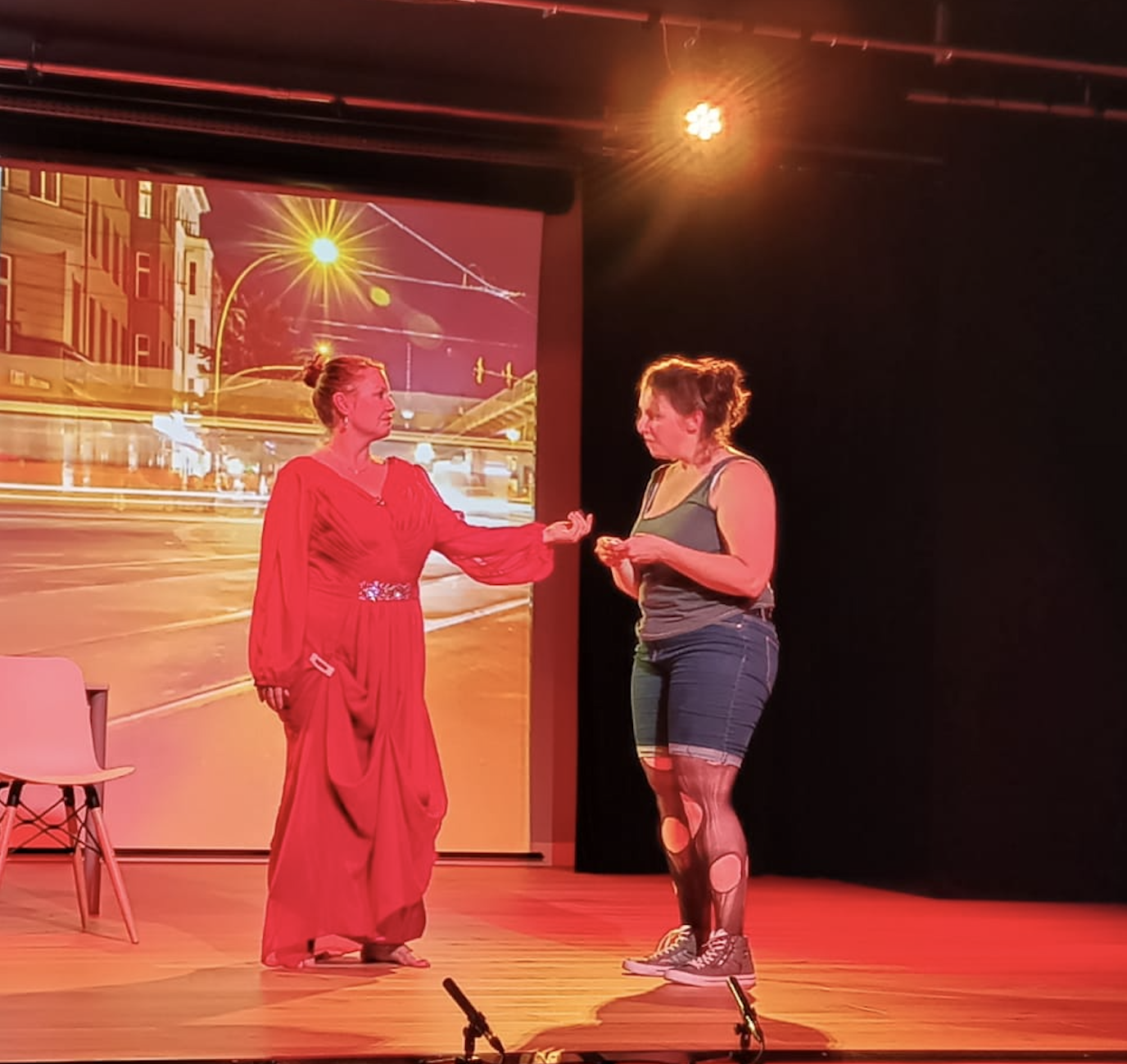 2 comédiennes entrain de faire un théatre forum